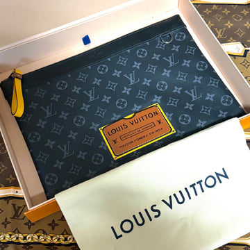 Louis Vuitton Clutch 155480476