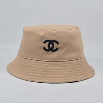 CHANEL Reversibler Bucket Hat aus Stoff mit Coco-Motiv (M) 155487256