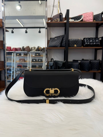 SALVATORE FERRAGAMO Doppelte Gancini Crossbody Tasche Schwarz (784611) 155528700