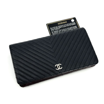 CHANEL キャビアシェブロンシルバーフラップ長財布 155923545