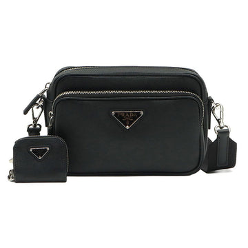 PRADA ブラックサフィアーノレザー三角ロゴカメラショルダーバッグ (内蔵チップ) / 2VH170 155924063