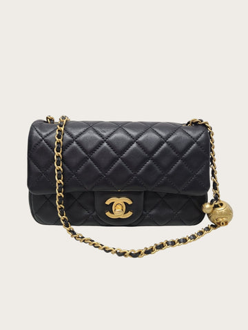 CHANEL ブラック ゴールドハードラムスキン クラシック ゴールドボール ニューミニ 155924079