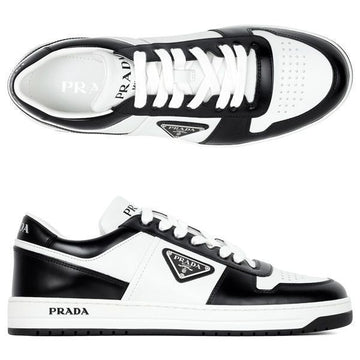 PRADA Sneaker mit dreieckigem Logo in Weiß und Schwarz 152924164