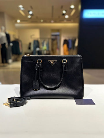 PRADA Saffiano Lux Schultertasche mit goldener Hardware 155990778
