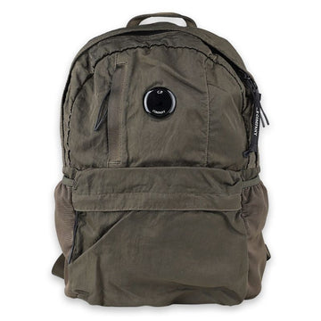 CP COMPANY メンズ レンズ ワッペン ナイロン バックパック（オリーブグリーン）RCCMAC737A 005269G 683 151206047