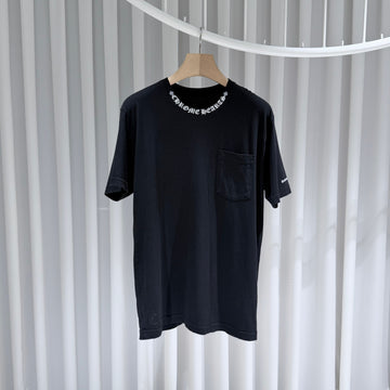 CHROME HEARTS スクロールネックロゴ半袖Tシャツ ブラック 156218761