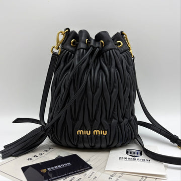MIU MIU Leder-Eimer Tasche schwarz 156243090