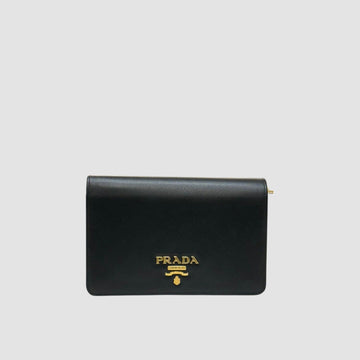 PRADA Mini Saffiano Ketten-Crossbody-Tasche Schwarz 1BP006 156246034