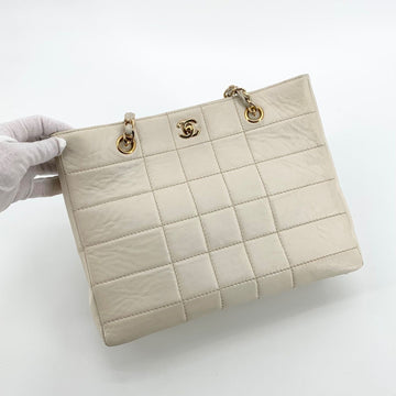 CHANEL Shoulder Bag aus Lammleder mit goldener Hardware 156357340