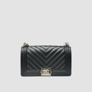 CHANEL Chevron Boy Flap Schwarz Lammleder 156515561