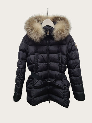MONCLER ブラックワッペンファーブライオン女性パディングジャケット 156559693