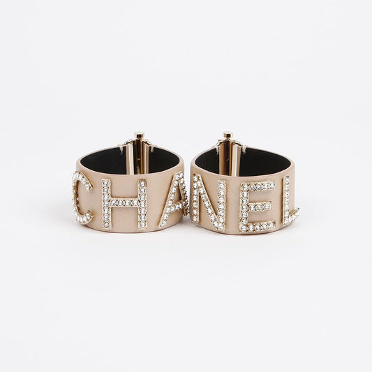 CHANEL Logo Double Bangle Bracelet in Größe M 156352456
