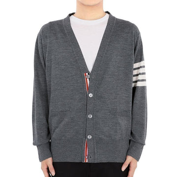 THOM BROWNE Herren schräges V-Ausschnitt Wollcardigan (dunkelgrau) MKC002A Y1014 038 74230436