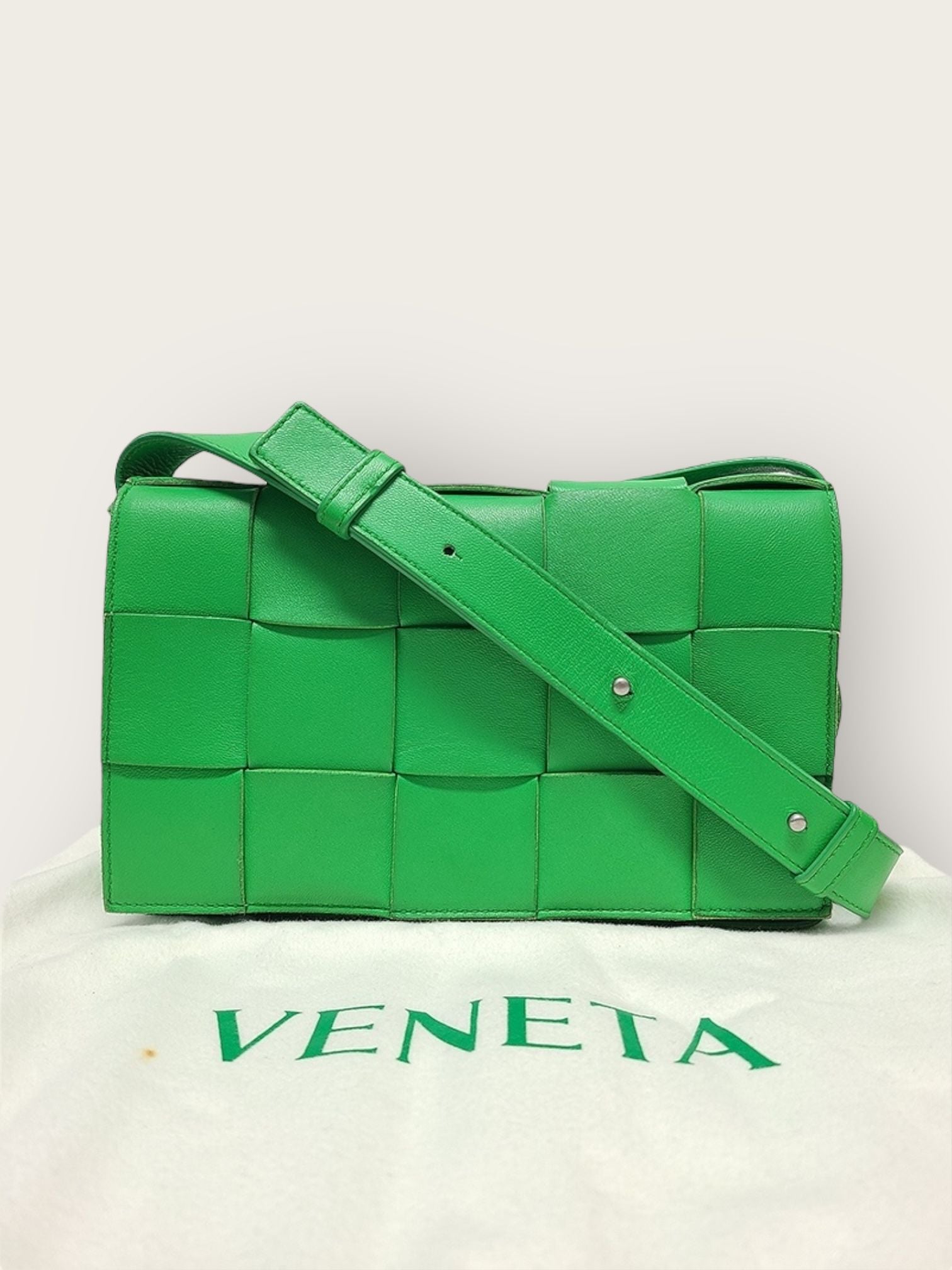 Bottega Veneta グリーン ケース Bottega Veneta Green Woven Intrecciato Cassette Crossbody