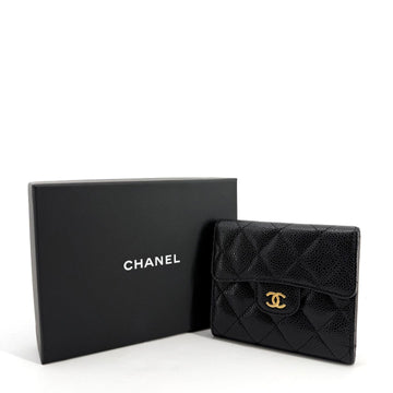 CHANEL Klassische Kaviar Geldbörse mit goldfarbenem Logo 156728508