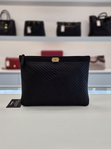 CHANEL Chevron Clutch Bag mit goldener Hardware in Schwarz – Größe 27 156734539