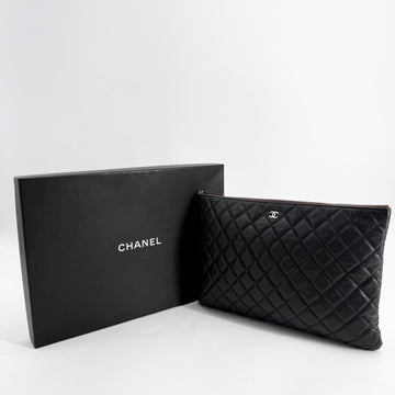 CHANEL Klassische Clutch in Großformat mit Kaviar-Muster und Silberlogo 156803032