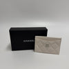 CHANEL Klassischer Kartenhalter mit weißem Leder und goldenen/silbernen Akzenten AP0213 156803405 [P]