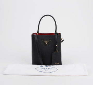 PRADA スモール サフィアーノ レザー パニエバッグ ブラック ファイアリーレッド 156488764