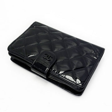 CHANEL ブラック エナメル 16番 マトラッセ CCロゴ 二つ折り財布 4VCHW23014 120600500