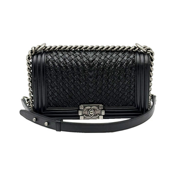 CHANEL Schwarze geflochtene Leder Boy Medium Flap Schultertasche (Modellnummer 26) 156909266