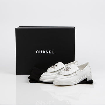 CHANEL Turnlock Loafer White 156800102
