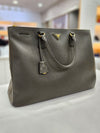 PRADA サフィアーノ ラックス ダブル ジップ トートバッグ 156935426 [P]