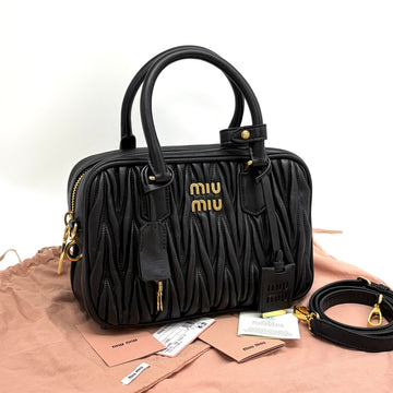 MIU MIU Matelassé Tote- und Schultertasche Schwarz (5BB124) 156980266