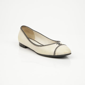 CHANEL Flache Schuhe mit Logo 156910835