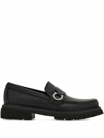 SALVATORE FERRAGAMO 女性用フラットシューズ ブラック 149121876
