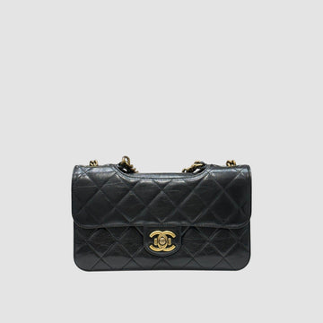 CHANEL Vintage Schultertasche mit goldener Kette Medium 18 157030953