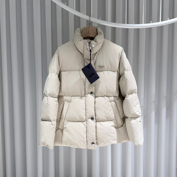 PRADA Technische Daunenjacke mit Dreieckslogo in Desertbeige 157092945