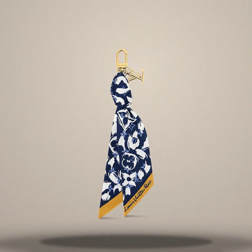 LOUIS VUITTON Safari Foulard Bag Charm Blau M03580 157105387