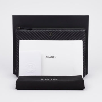 CHANEL Klassische Neue Medium Caviar Chevron Clutch 156910104