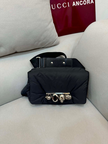 ALEXANDER MCQUEEN Kreuzgurt-Tasche mit Puppe-Dekor 157120246