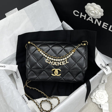 CHANEL Perlenlogo Ketten-Clutch schwarz goldfarbene Innenscheibe AS5011 157120839
