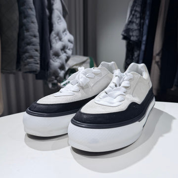 CHANEL Suede Sneaker in Weiß und Schwarz (Größe 43) 157172596