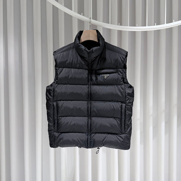 PRADA Dreiecklogo Nylon Daunenweste Schwarz 157172878