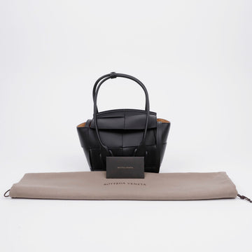 BOTTEGA VENETA Arco Sattel Mini-Grainleder Tote Bag Schwarz 156727344