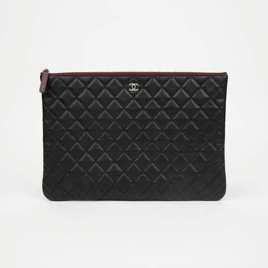 CHANEL Klassische große Caviar-Clutch Schwarz mit Goldbeschläge 156930009