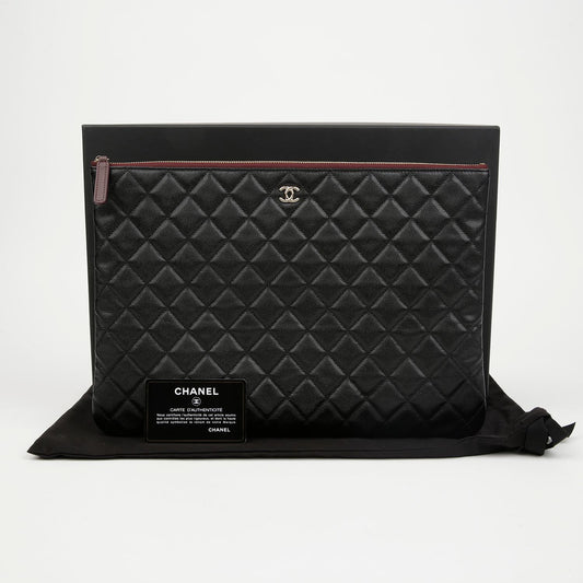 CHANEL Klassische große Caviar-Clutch Schwarz mit Goldbeschläge 156930009