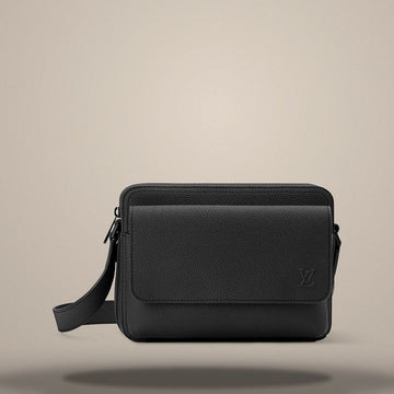 LOUIS VUITTON Boarding Messenger Schwarz M15265 157272431