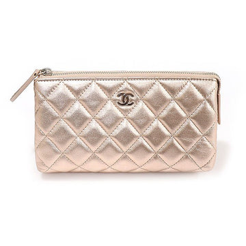 CHANEL Metallische pinke Lammleder Quillt Kosmetiktasche (Modell 21) 157302977