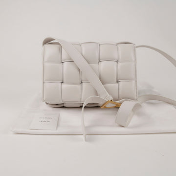 BOTTEGA VENETA カセット インテレシアート ゴールドバuckle パディッド クロスバッグ チョーク 157091326