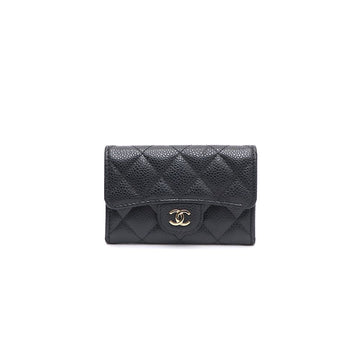 CHANEL Klassischer Kartenetui aus schwarzem Caviar mit goldener CC-Applikation AP0214 157342299