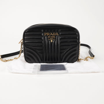 PRADA ダイアグラム メタルロゴ レザー チェーン ショルダーバッグ ブラック ゴールド金具 157120523