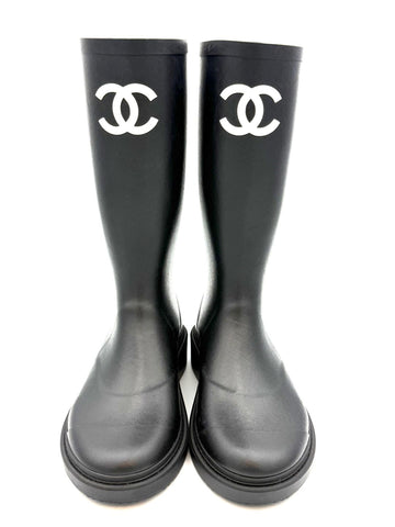 CHANEL Hohe Gummistiefel mit CC-Logo Schwarz (G39620) 157408458