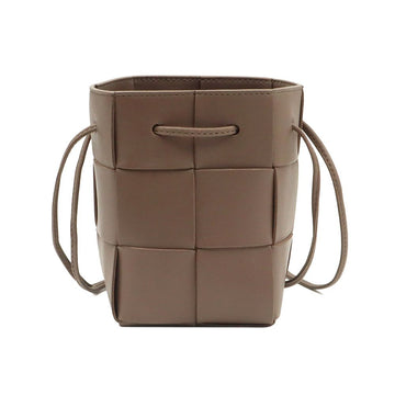 BOTTEGA VENETA Mini-Kassetten-Bucket-Crossbody-Tasche aus Lammleder in Taupe Grau / 680217 157523532