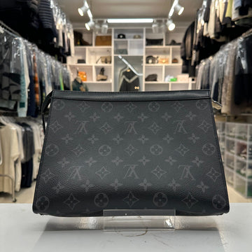 Louis Vuitton Eclipse Pouch Voyage Clutch 157528432