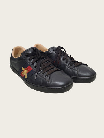 GUCCI ブラックレザーウェブバチ刺繍エーススニーカー 157550679